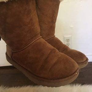 Tan Bailey Bow Uggs (Mid Rise)